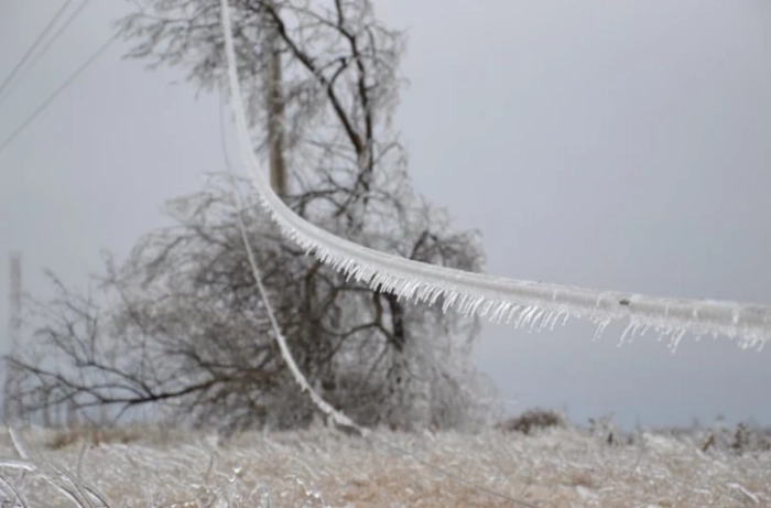 Десятки населенных пунктов остаются обесточенными