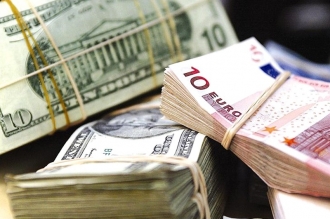 Euro și dolarul, în scădere: ratele de schimb pentru astăzi