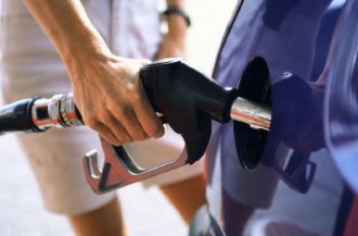 Motorina - mai ieftină mâine. Cu cât se scumpește benzina