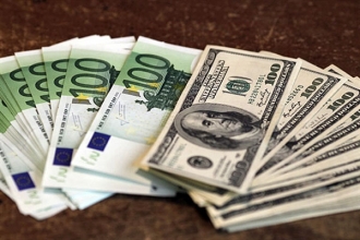 Principalele valute internaţionale, în scădere