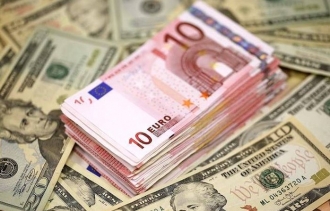 Euro creşte, iar dolarul continuă să scadă