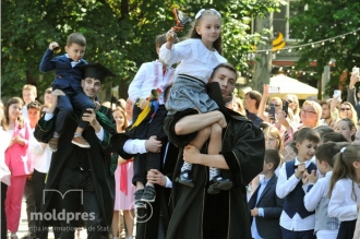 В школах Молдовы прозвенел последний звонок