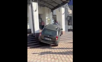 Protest cu mașina pe scările primăriei Hîncești
