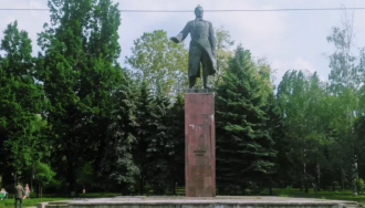 Десятки памятников в столице находятся в полуразрушенном состоянии