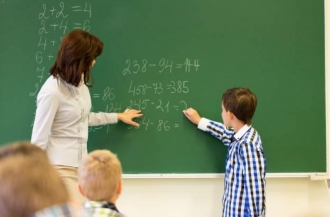 Școlile intră în noul an școlar cu un deficit de pedagogi