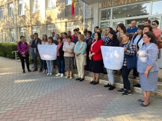 Педагоги Яловенского лицея объявили забастовку