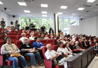 Mai mulți vârstnici participă la cursuri de formare în cadrul proiectului „Universitate pentru vârsta a treia”