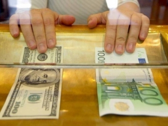 Euro și dolarul pe un trend descendent