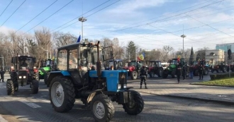 Аграрии снова вышли в центр столицы на тракторах