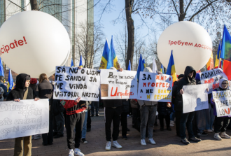 Антиправительственный митинг прошёл перед парламентом
