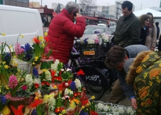 В преддверии 8 марта мужчины "штурмуют" магазины и рынки в поисках подарков