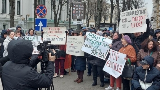 Личные помощники снова протестуют у здания мэрии Кишинева