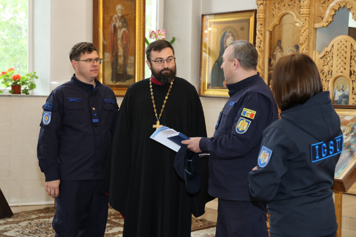 В преддверии пасхальных праздников пожарные проводят проверки в храмах страны