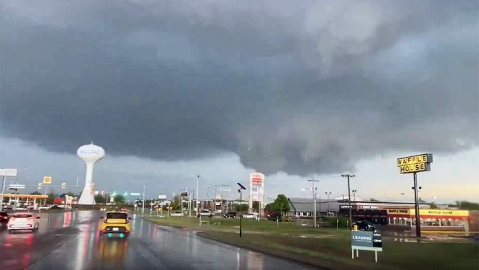 Zeci de tornade fac ravagii în SUA