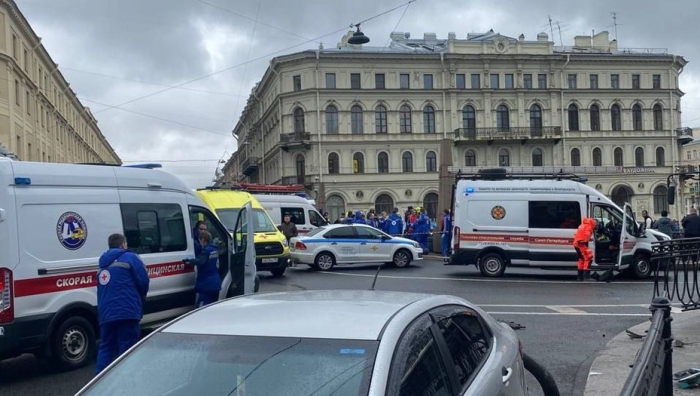 В Санкт-Петербурге автобус с пассажирами упал в реку