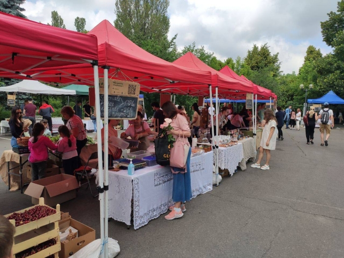 Iarmaroace și târguri cu produse și mărfuri autohtone