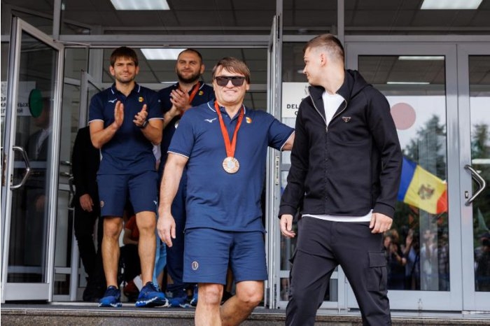 Sportivii care au participat la Jocurile Paralimpice, întâmpinați la Aeroport