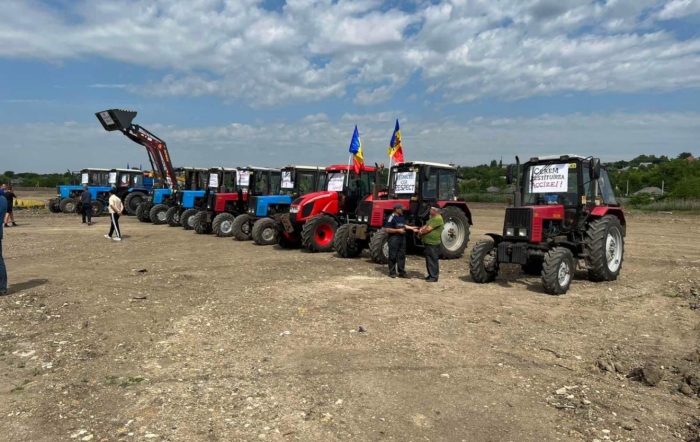 Producătorii agricoli din sudul țării scot tractoarele pe trasee