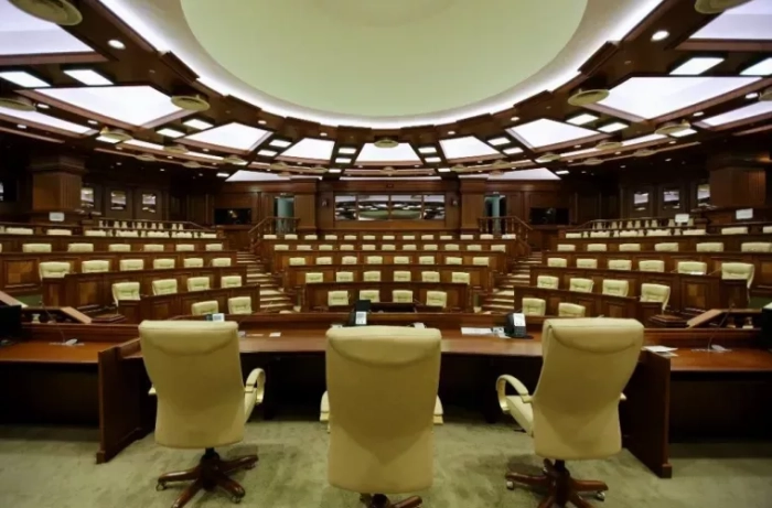 Sondaj: Noua legislatură a Parlamentului ar putea fi formată din reprezentanții a trei partide și un bloc politic