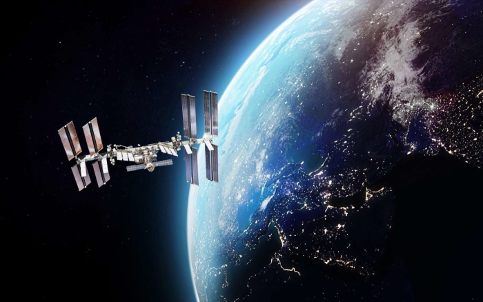 O capsulă cu doi cosmonauţi ruşi şi o astronaută americană la bord a aterizat în Kazahstan