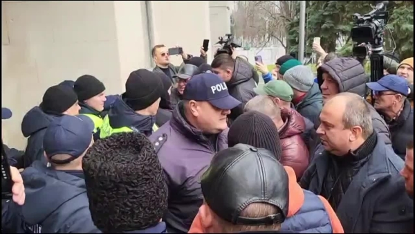 Zeci de agricultori au organizat un protest în fața guvernului