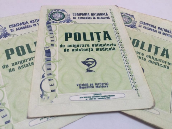 Moldovenii care se află peste hotare mai mult de 183 de zile pe an nu sunt obligați să achite prima de asigurare medicală