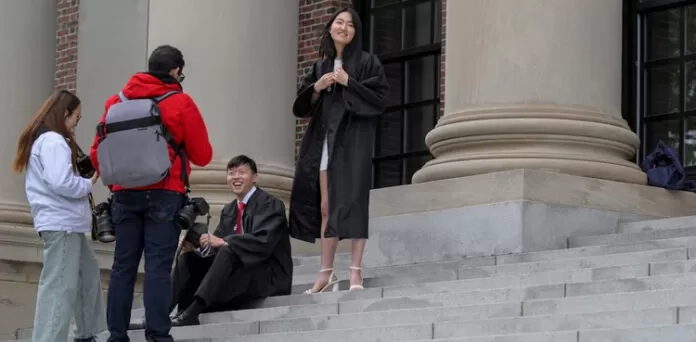 Trump blochează vizele internaționale pentru studenții care vor să meargă la Harvard