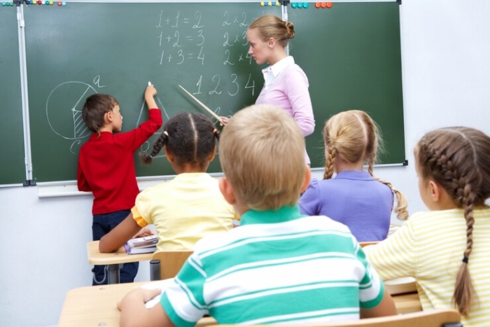 Școlile ar putea reveni la sistemul de aplicare a notelor în clasa a IV-a