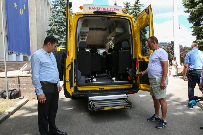 Microbuze pentru copii cu nevoi speciale, transmise instituțiilor de învățământ din Moldova