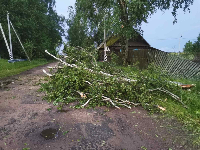 Последствия непогоды устраняли по всей стране