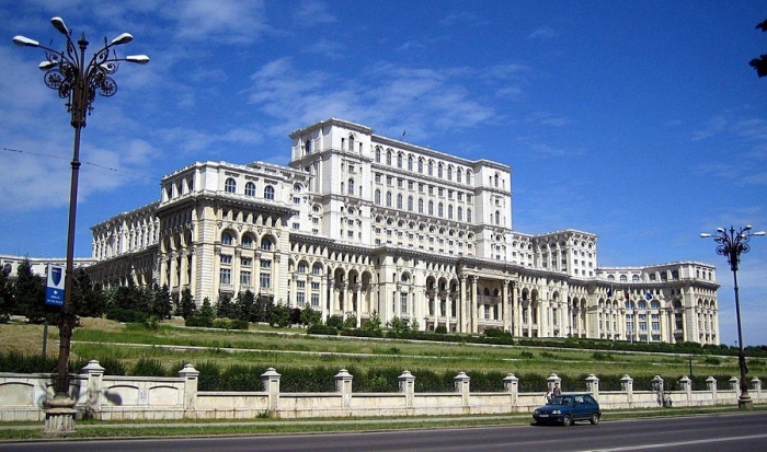 O femeie din Moldova a încercat să intre în Parlamentul României cu șase cuțite