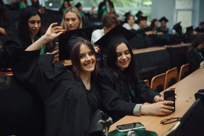 15 elevi și studenți vor primi bursa președintelui