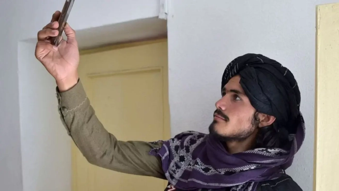 Talibanii au interzis internetul și telefonia în Afganistan