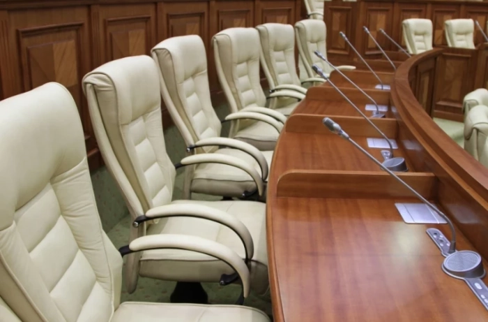Parlamentul, format din șase fracțiuni și un deputat independent