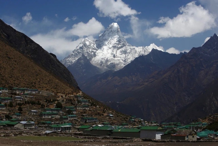 Doi alpiniști au murit în munții Himalaya