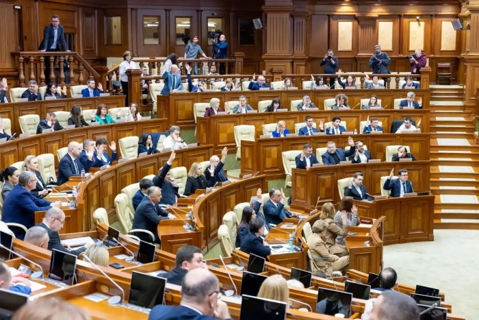 8 депутатов сдали мандаты