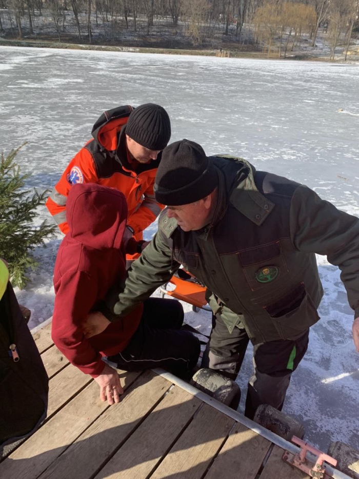 Un bărbat a suportat traumatism, în timp ce patina pe un lac