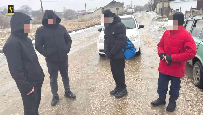 Cinci minori, suspectați de răpirea unui automobil
