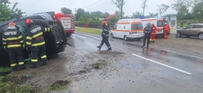 Microbuz cu moldoveni la bord, răsturnat în România