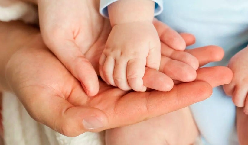 Indemnizația de maternitate va putea fi acordată și mamelor necăsătorite