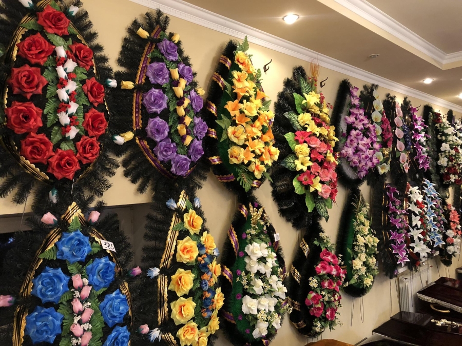 Moldova intenționează să interzică coroanele funerare