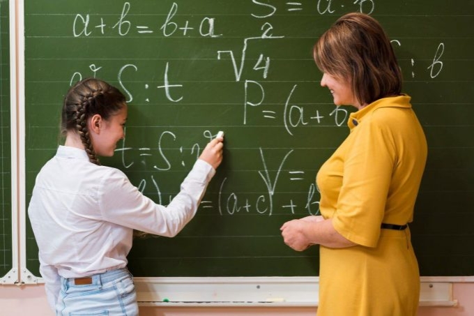 Profesorii din 76 de școli vor participa la stagii de formare în România și Estonia