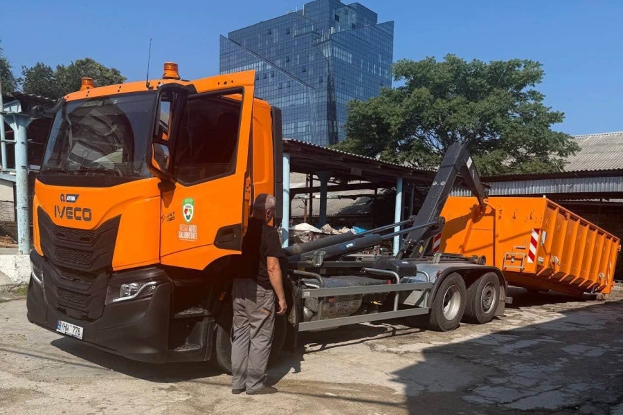 Regia „Autosalubritate”, dotată cu șase containere noi