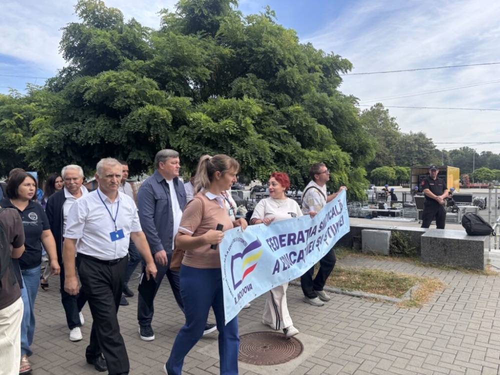Mii de profesori au protestat în centrul Capitalei