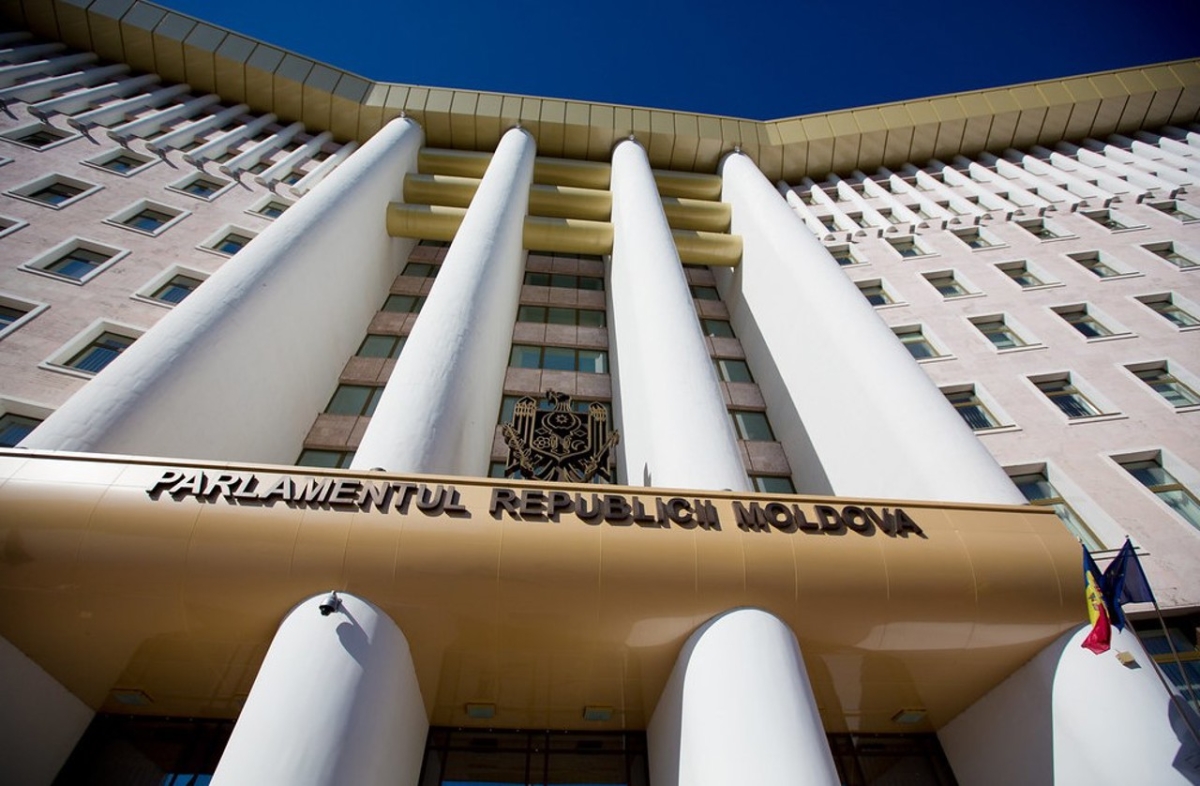 Parlamentul se întrunește într-o sesiune extraordinară