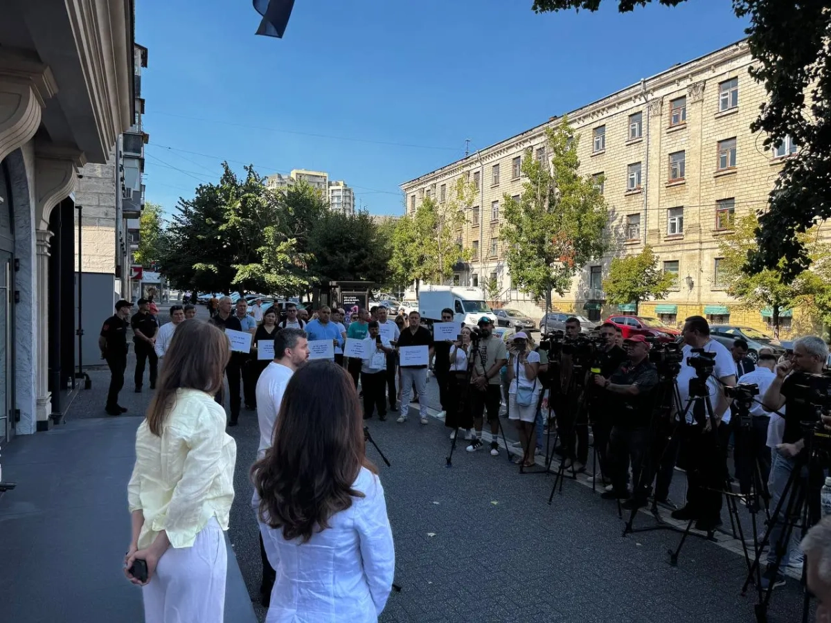 Mai multe partide de opoziție au organizat o acțiune de protest în fața ANRE
