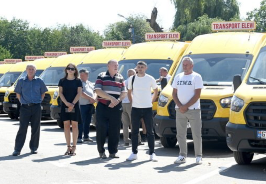 MEC achiziționează 57 de microbuze pentru transportarea elevilor