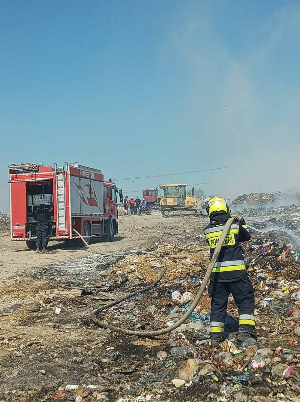 Pompierii continuă misiunea de lichidare a focarelor de ardere de la gunoiștea din Orhei
