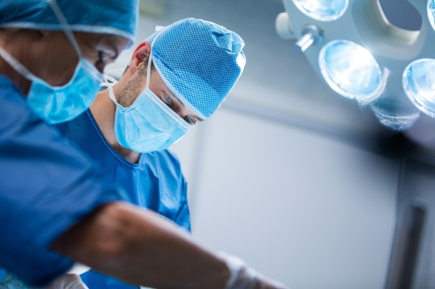 Neurochirurgii din Londra au realizat cu succes prima operaţie asistată de inteligenţă artificială