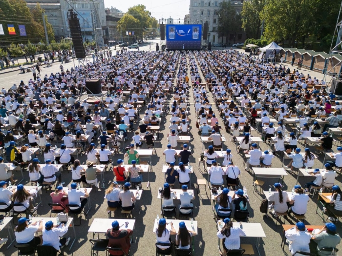 Aproximativ 2500 de persoane au venit la Marea Dictare Națională